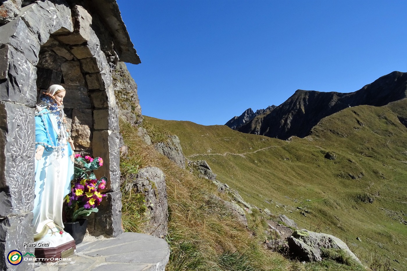 24  Sul sentiero 108 alla Madonnina verso il canalino di salita .JPG